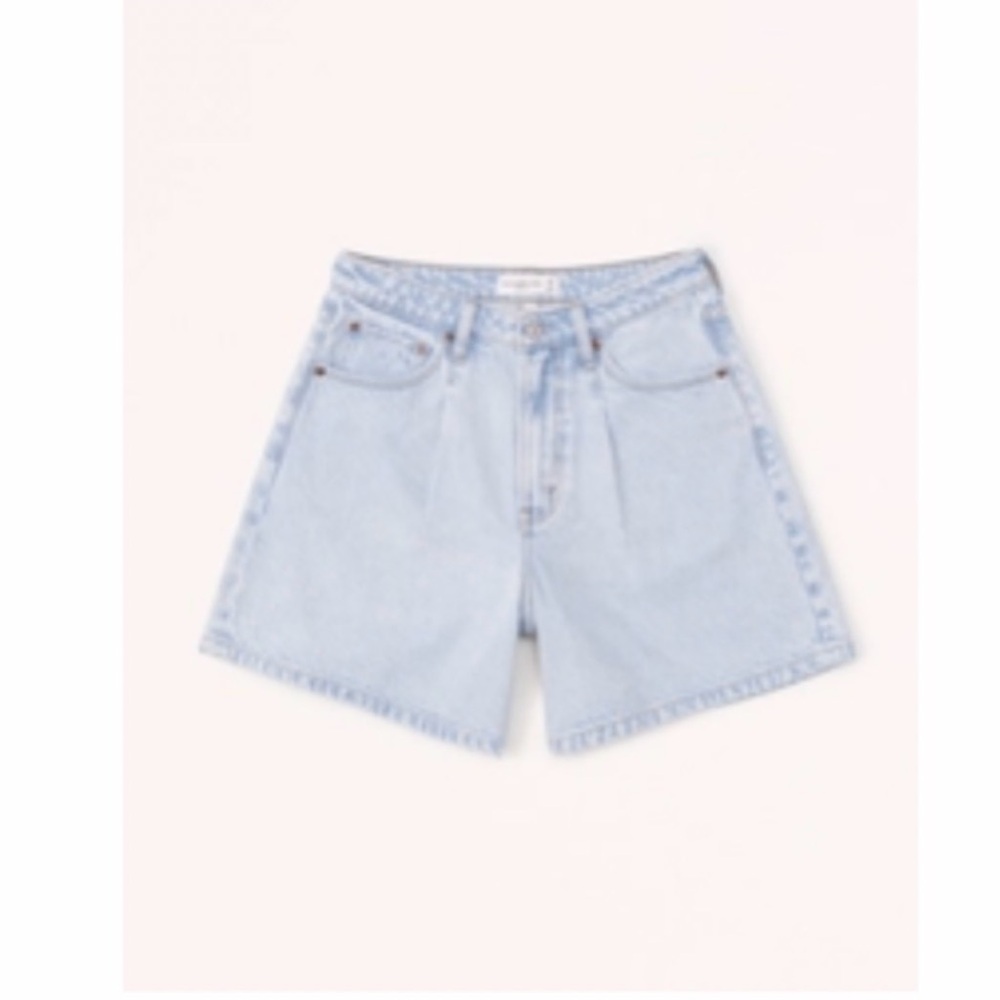 Abercrombie & Fitch Curve Love High Rise
Loose Shorts Light Wash - Picture 2 of 5